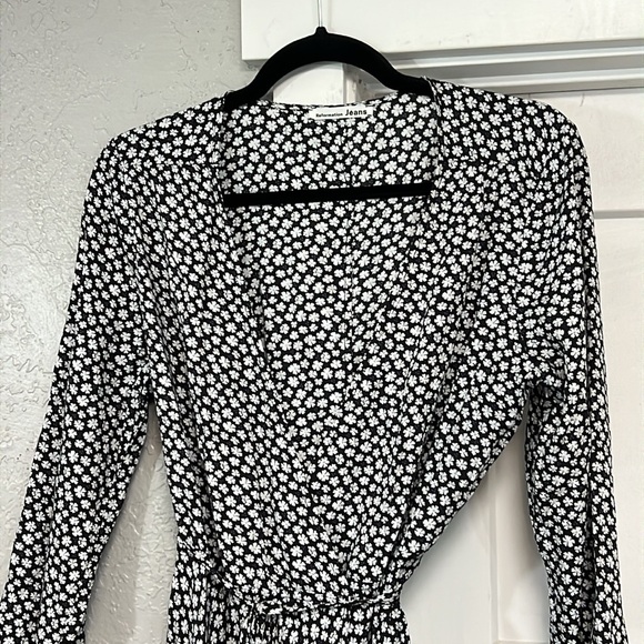 REFORMATION BLACK & WHITE FLORAL WRAP DRESS MEDIUM - Picture 3 of 12